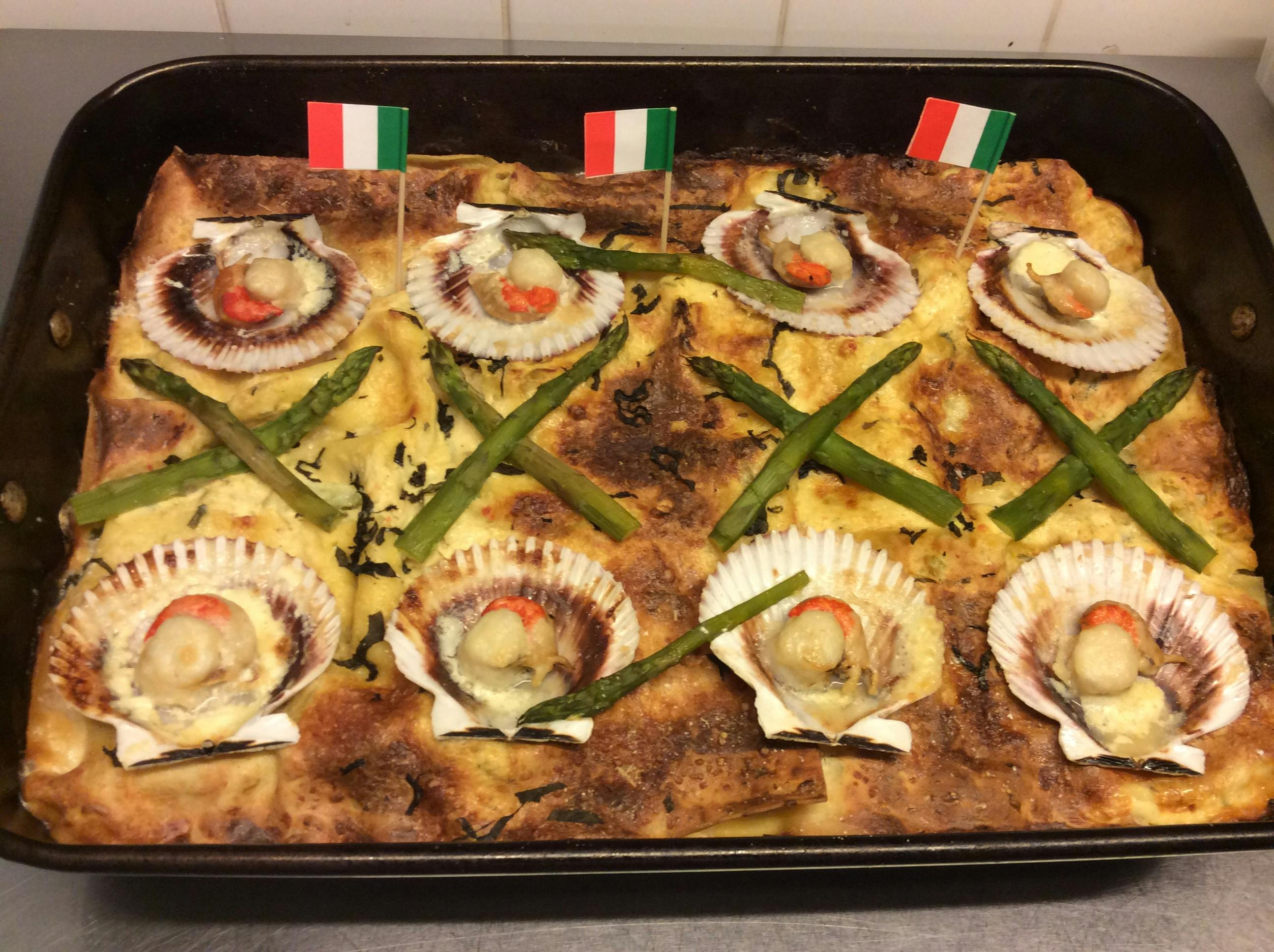 Photo d'un plat de lasagnes pour 8 personnes, les lasagnes sont aux coquilles saint jacques et aux asperges.